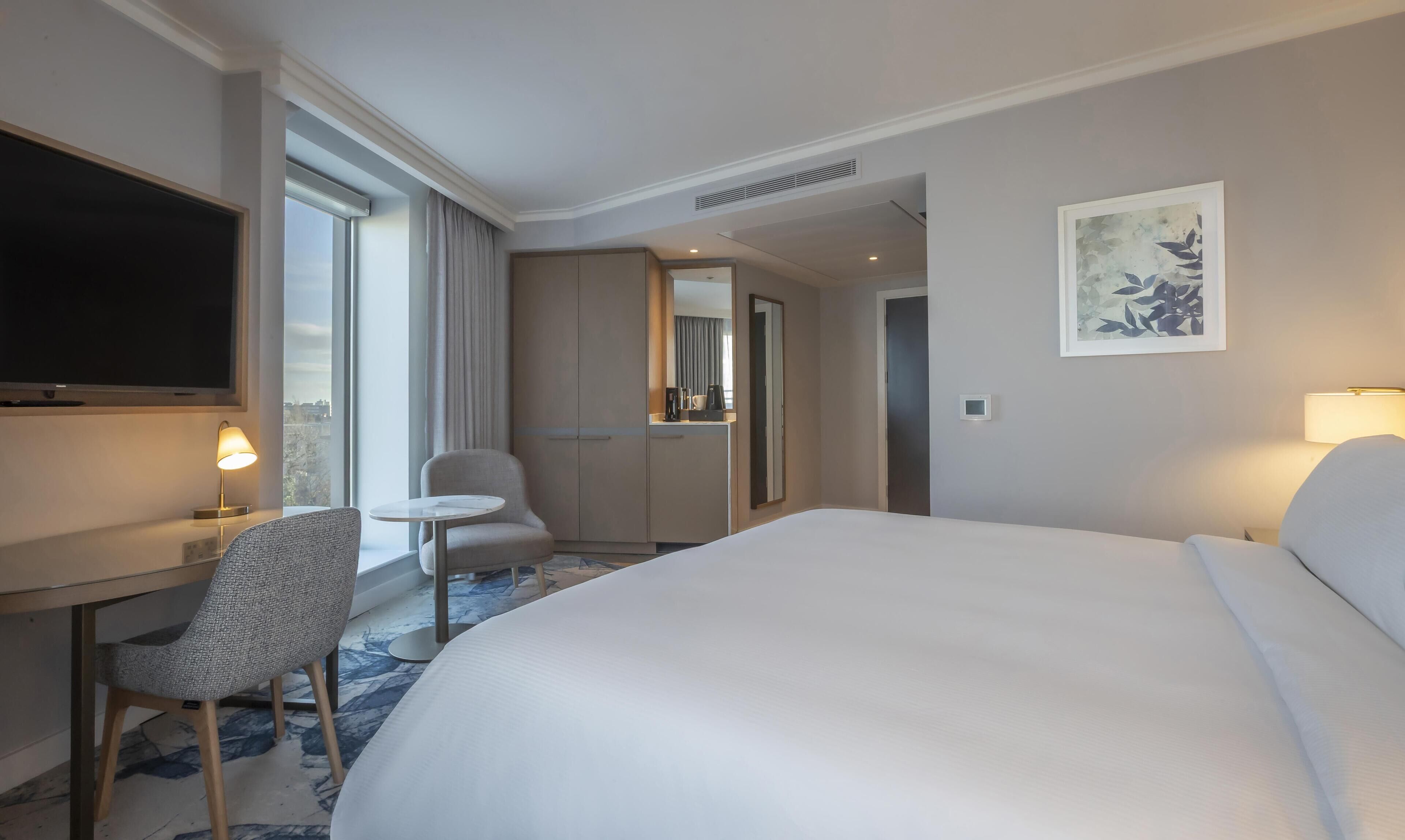 Deluxe Room, 1 King Bed | In-room safe, desk, laptop workspace, blackout drapes