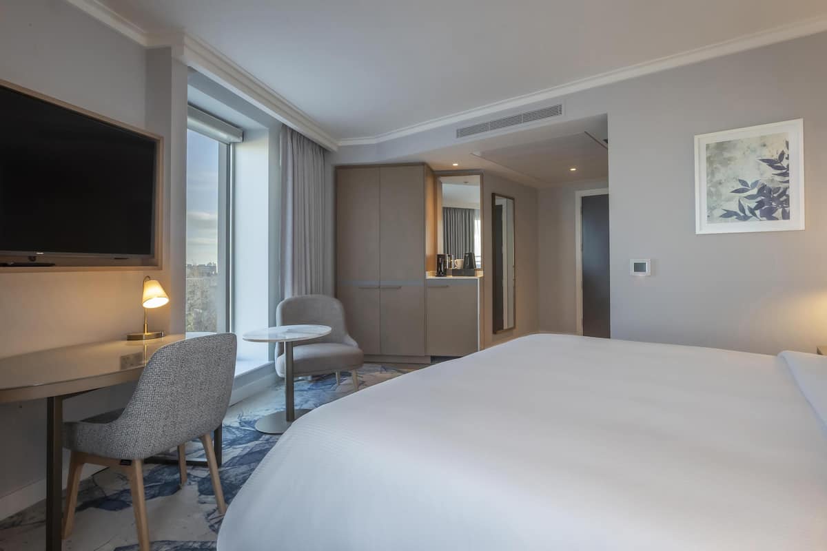 Deluxe Room, 1 King Bed | In-room safe, desk, laptop workspace, blackout drapes