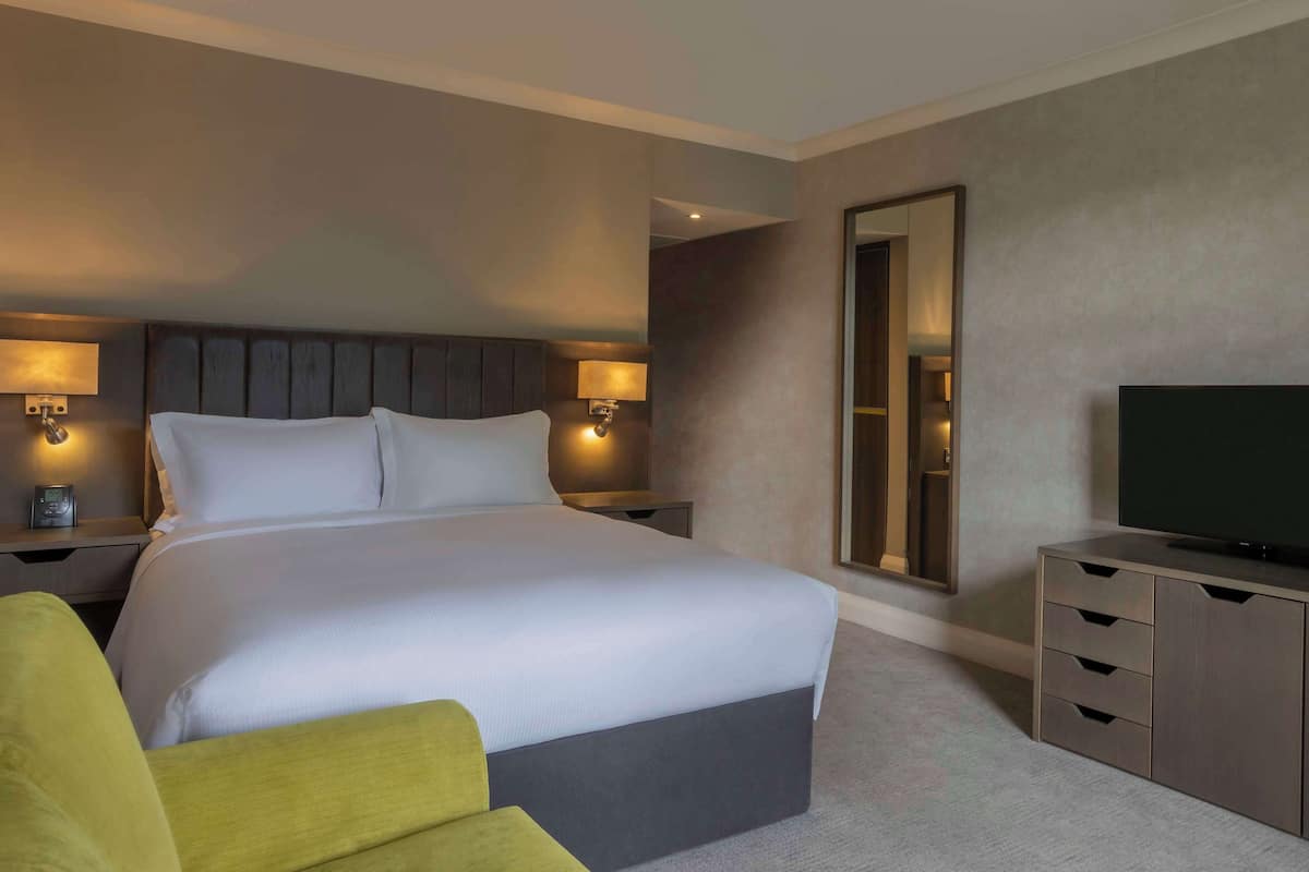 Standardzimmer, 1 Queen-Bett und Schlafsofa | Zimmersafe, Schreibtisch, laptopgeeigneter Arbeitsplatz