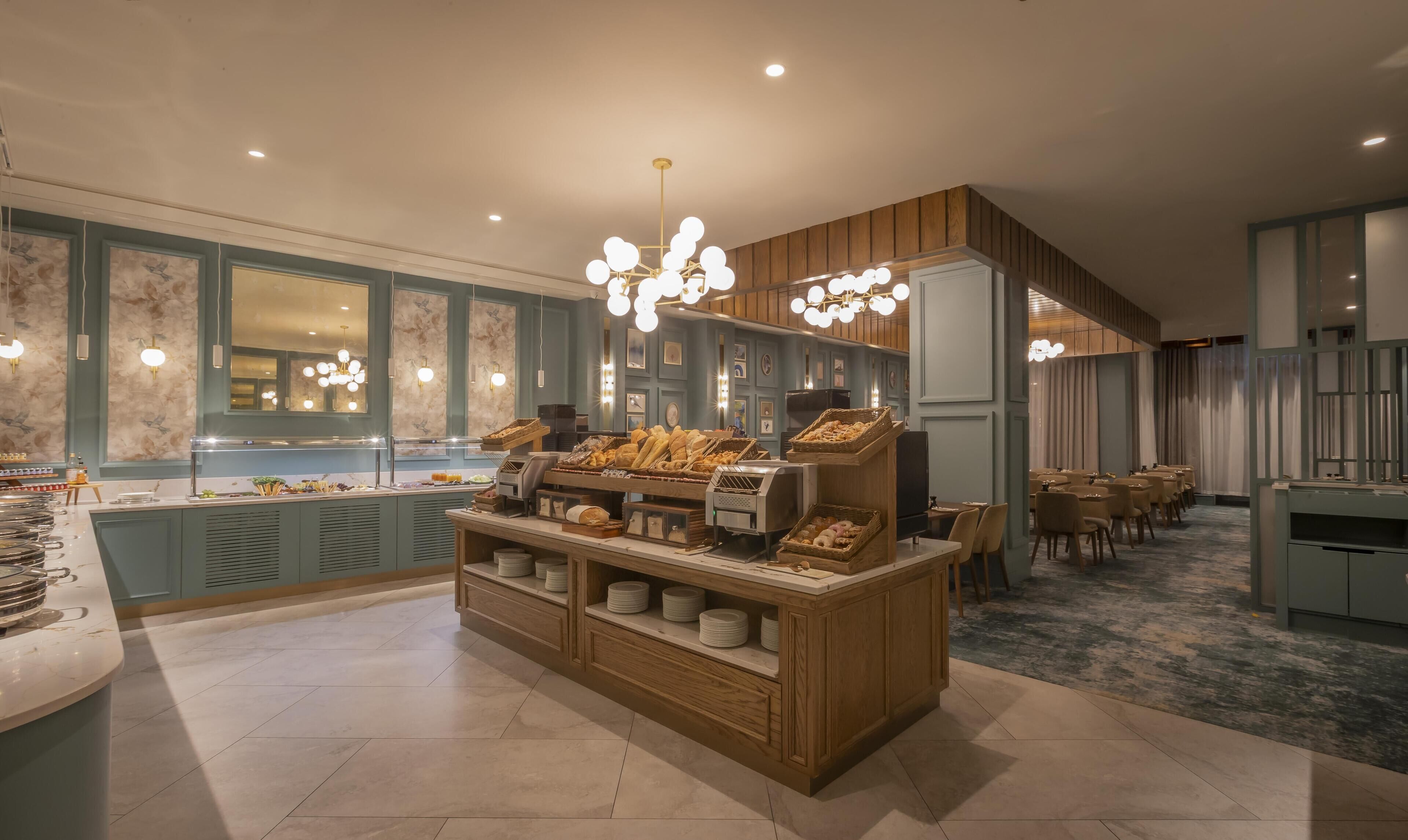 Breakfast and lunch served