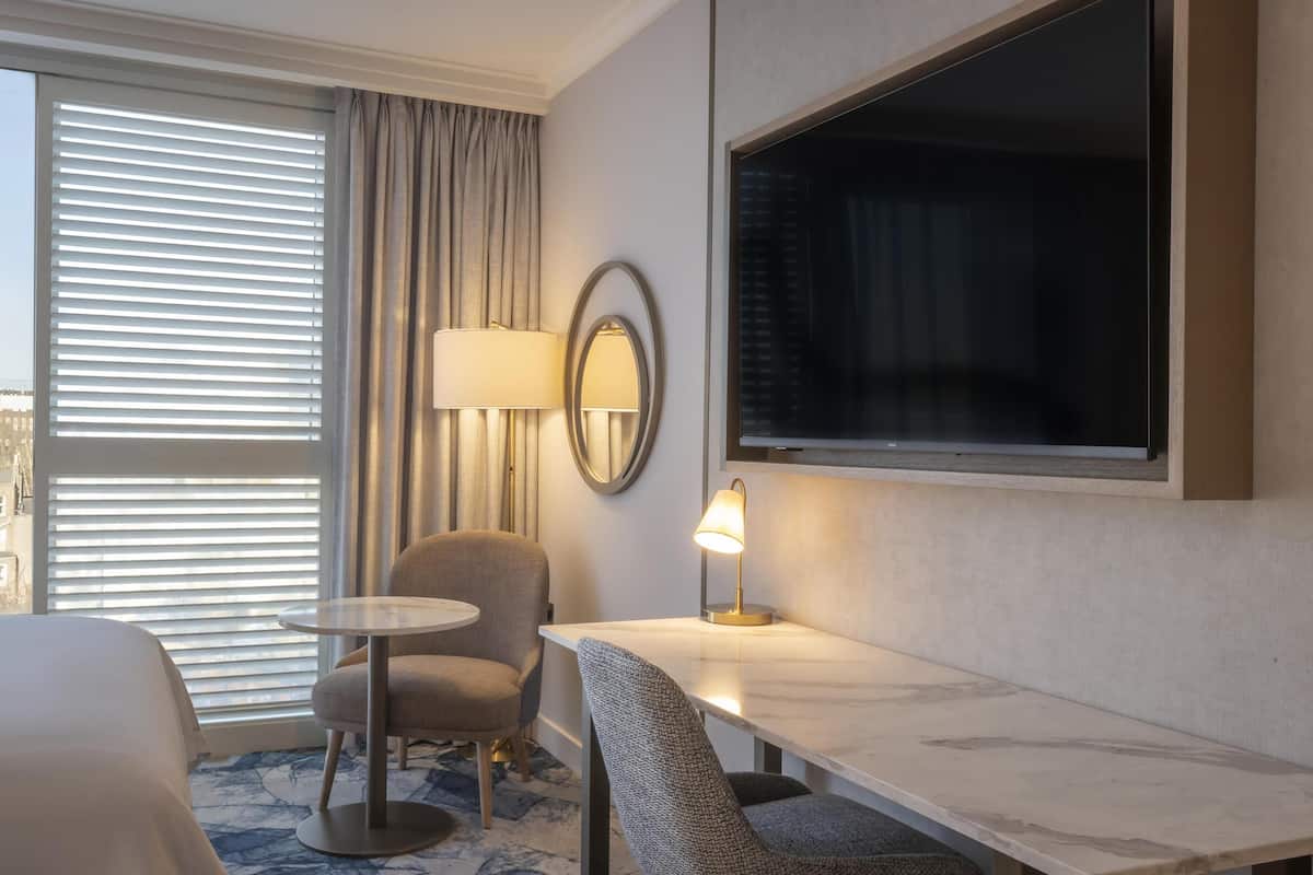 Superior-rum - 1 kingsize-säng | Minibar, värdeförvaringsskåp på rummet och skrivbord
