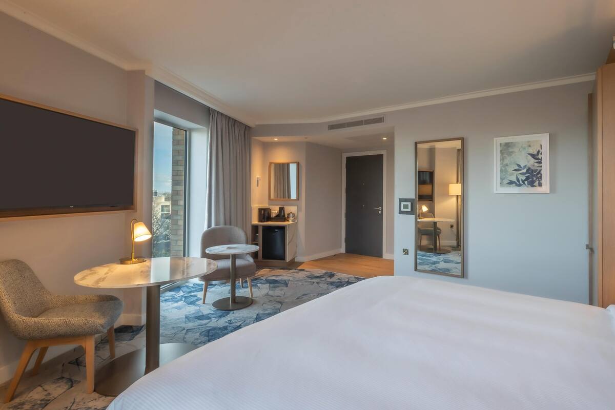 Habitación Deluxe, 1 cama King size | Minibar, caja de seguridad en la habitación y escritorio 