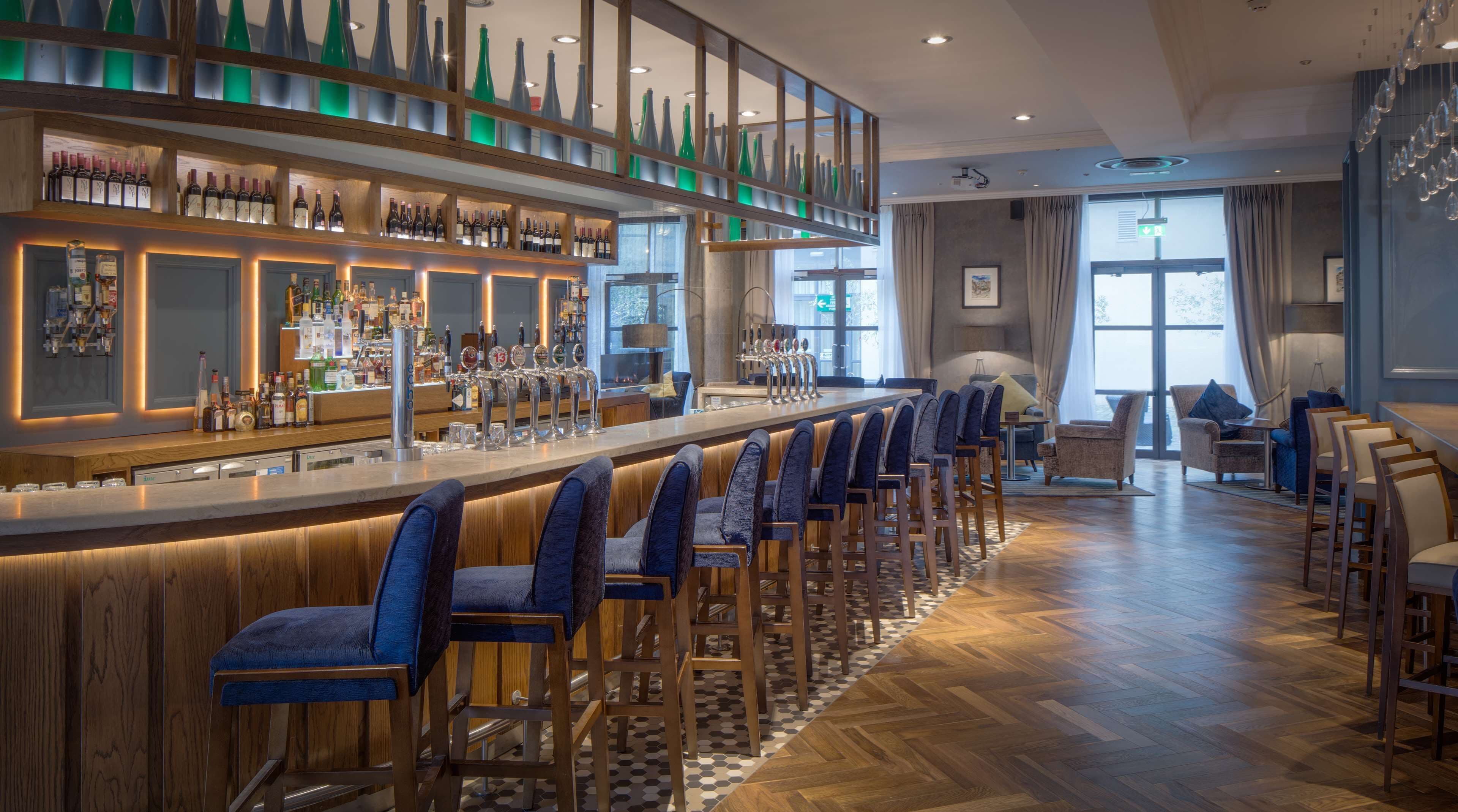 serves breakfast and lunch