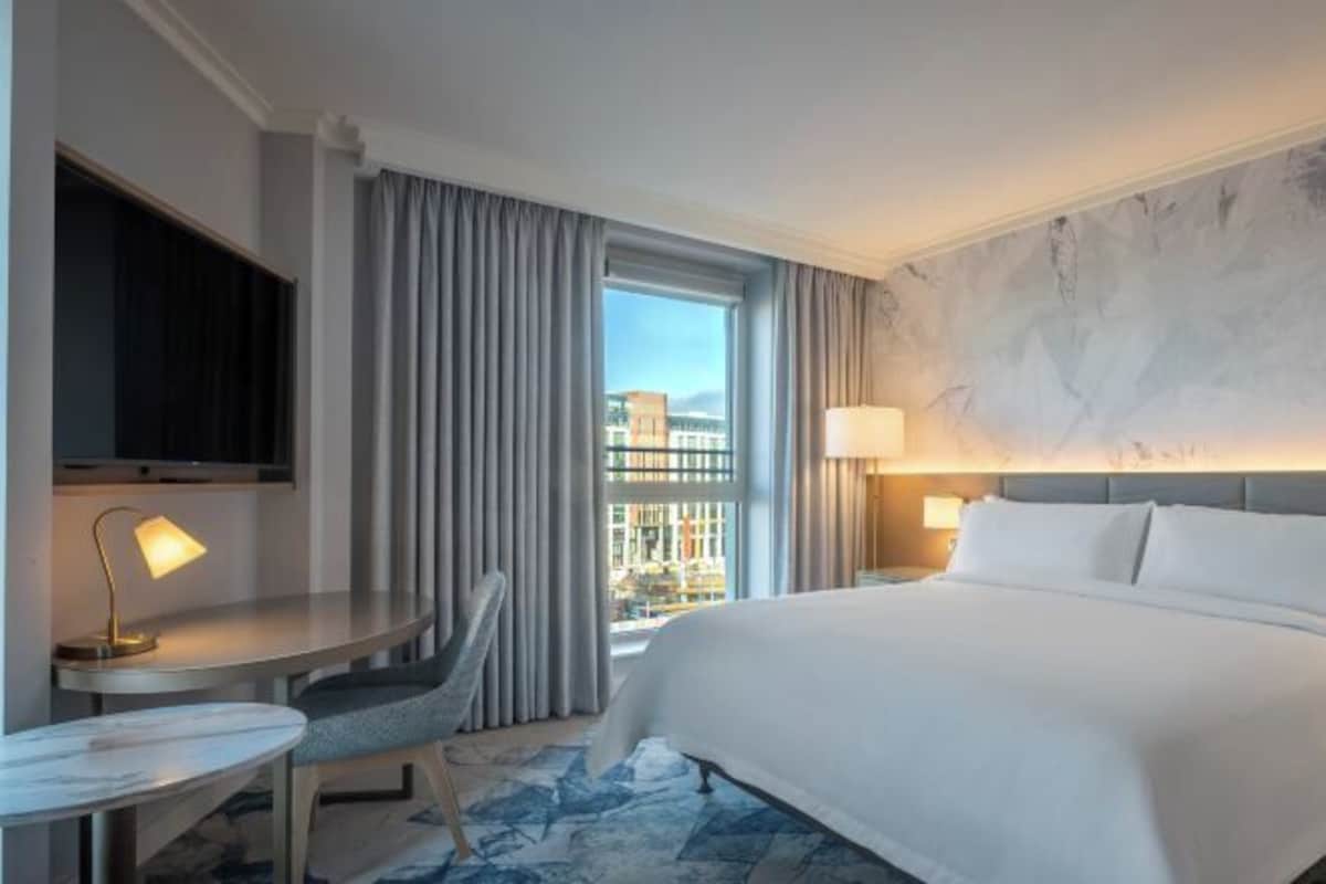 Minibar, odada kasa, masa, dizüstü bilgisayar çalışma alanı