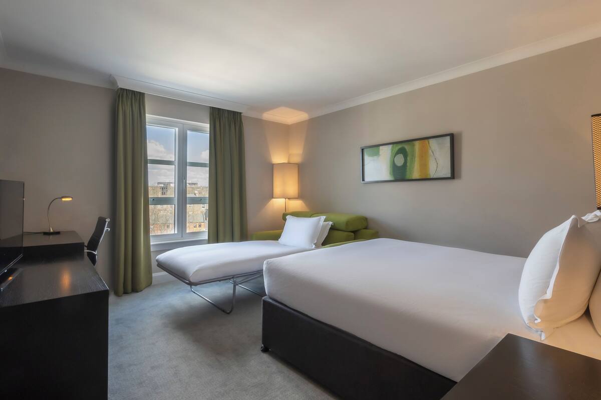 Standard Room, 1 Queen Bed with Sofa bed | Minibar, in-room safe, desk, laptop workspace