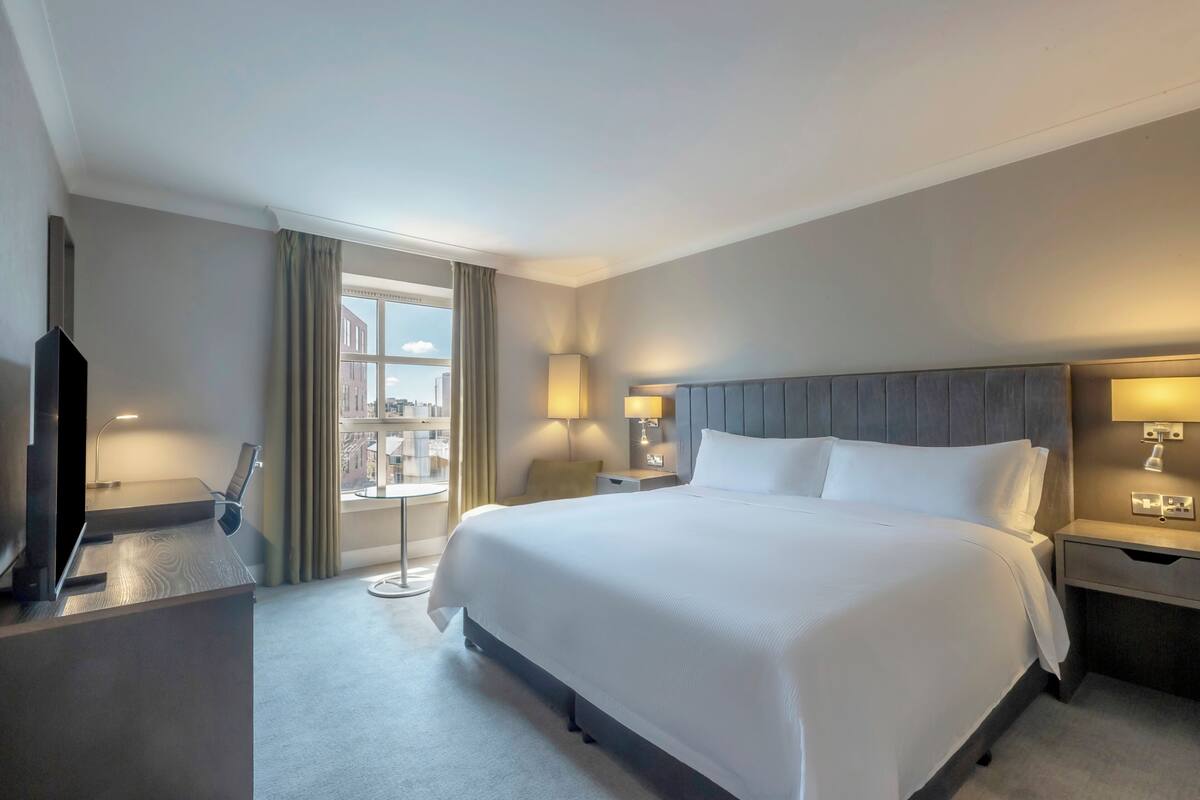 Standard Room, 1 King Bed | Minibar, in-room safe, desk, laptop workspace