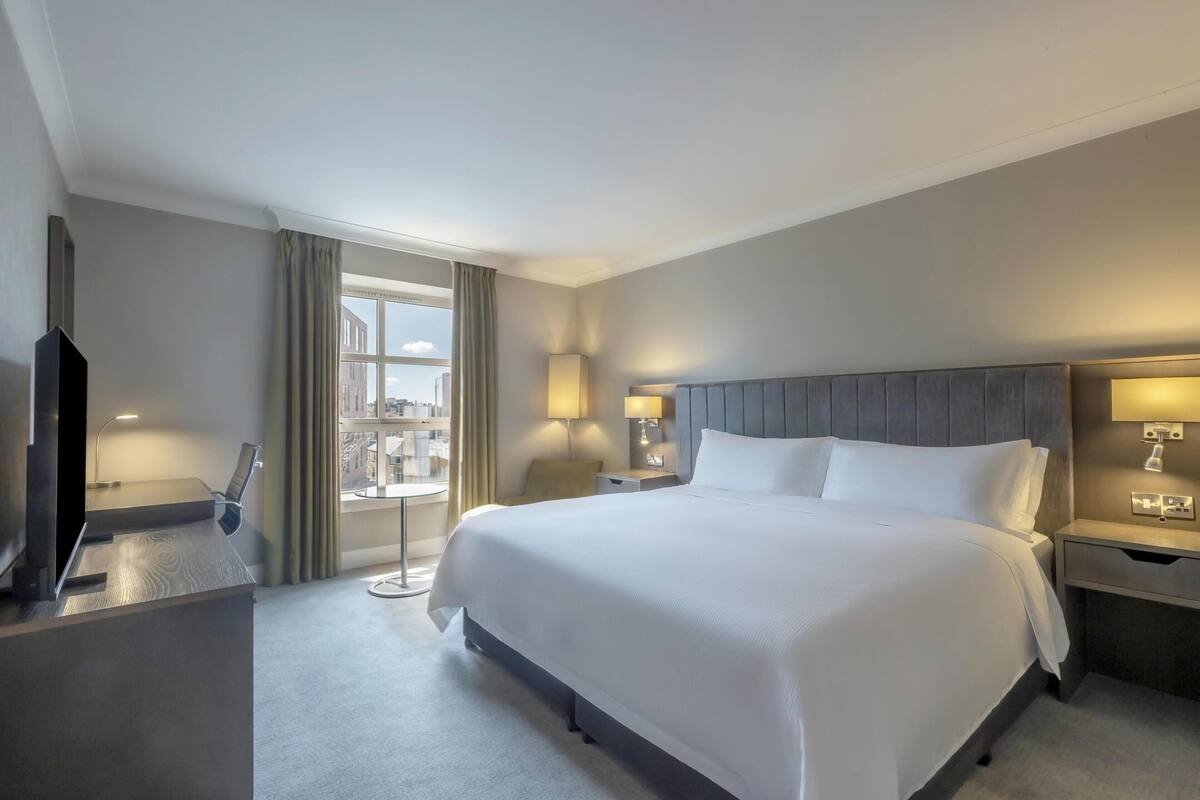 Standard Room, 1 King Bed (View) | Minibar, in-room safe, desk, laptop workspace