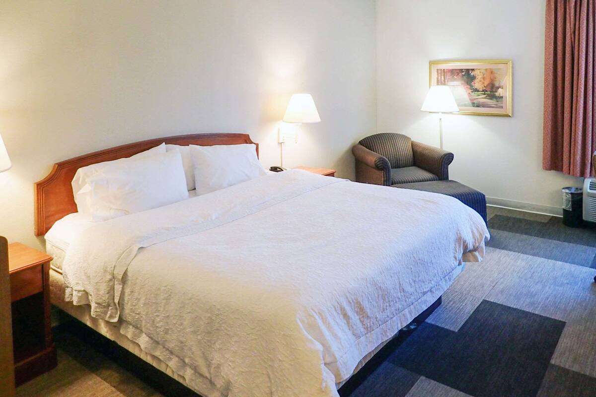 룸, 킹사이즈침대 1개, 금연 | 저자극성 침구, 오리/거위털 이불, 객실 내 금고, 책상