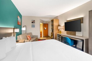 Hypo-allergenic bedding, down duvets, in-room safe, desk