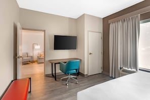 Hypo-allergenic bedding, down duvets, in-room safe, desk - Comfort Inn & Suites Mt. Holly - Westampton (Mount Holly)