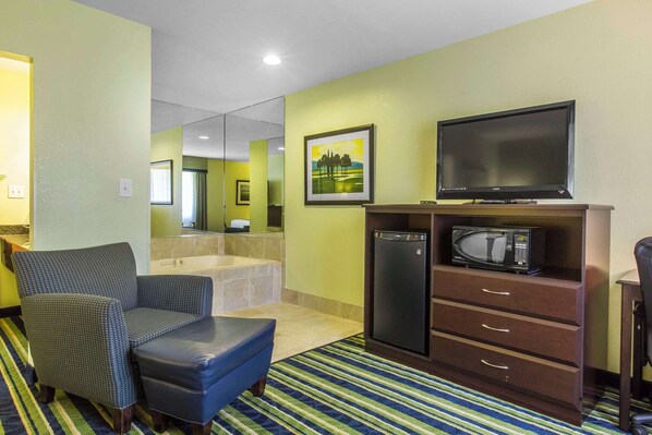 Premium bedding, desk, iron/ironing board, free cribs/infant beds - Quality Inn Cedartown (Cedartown)