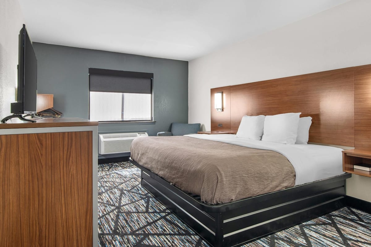 Room, 1 King Bed, Accessible, Non Smoking | Premium bedding, desk, iron/ironing board, cribs (free)
