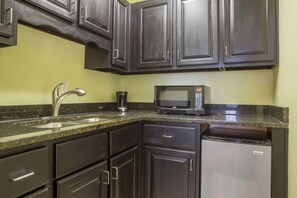 Premium bedding, desk, iron/ironing board, free cribs/infant beds - Quality Inn Cedartown (Cedartown)