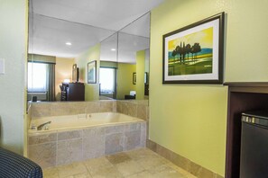 Premium bedding, desk, iron/ironing board, free cots/infant beds - Quality Inn Cedartown (Cedartown)