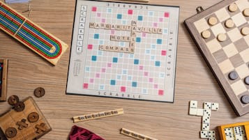 Un plateau de Scrabble sur lequel les mots « MARGARITA VILLE HOTEL COMPASS » sont écrits.