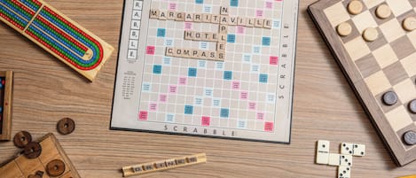 Un plateau de Scrabble sur lequel les mots « MARGARITA VILLE HOTEL COMPASS » sont écrits.