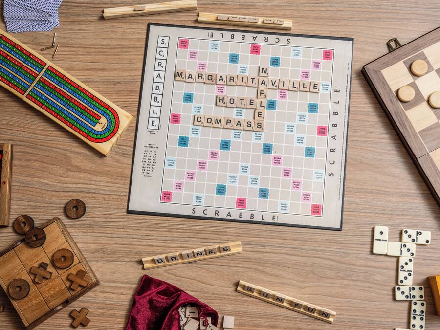 Un plateau de Scrabble sur lequel les mots « MARGARITA VILLE HOTEL COMPASS » sont écrits.