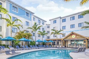 Outdoor pool, pool umbrellas, pool loungers - Compass by Margaritaville Hotel Naples (Naples)