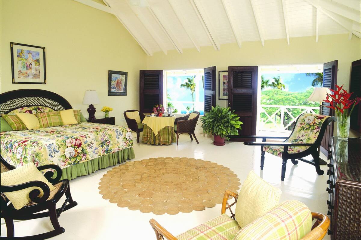 Deluxe Room | Minibar, in-room safe, iron/ironing board, high-speed internet