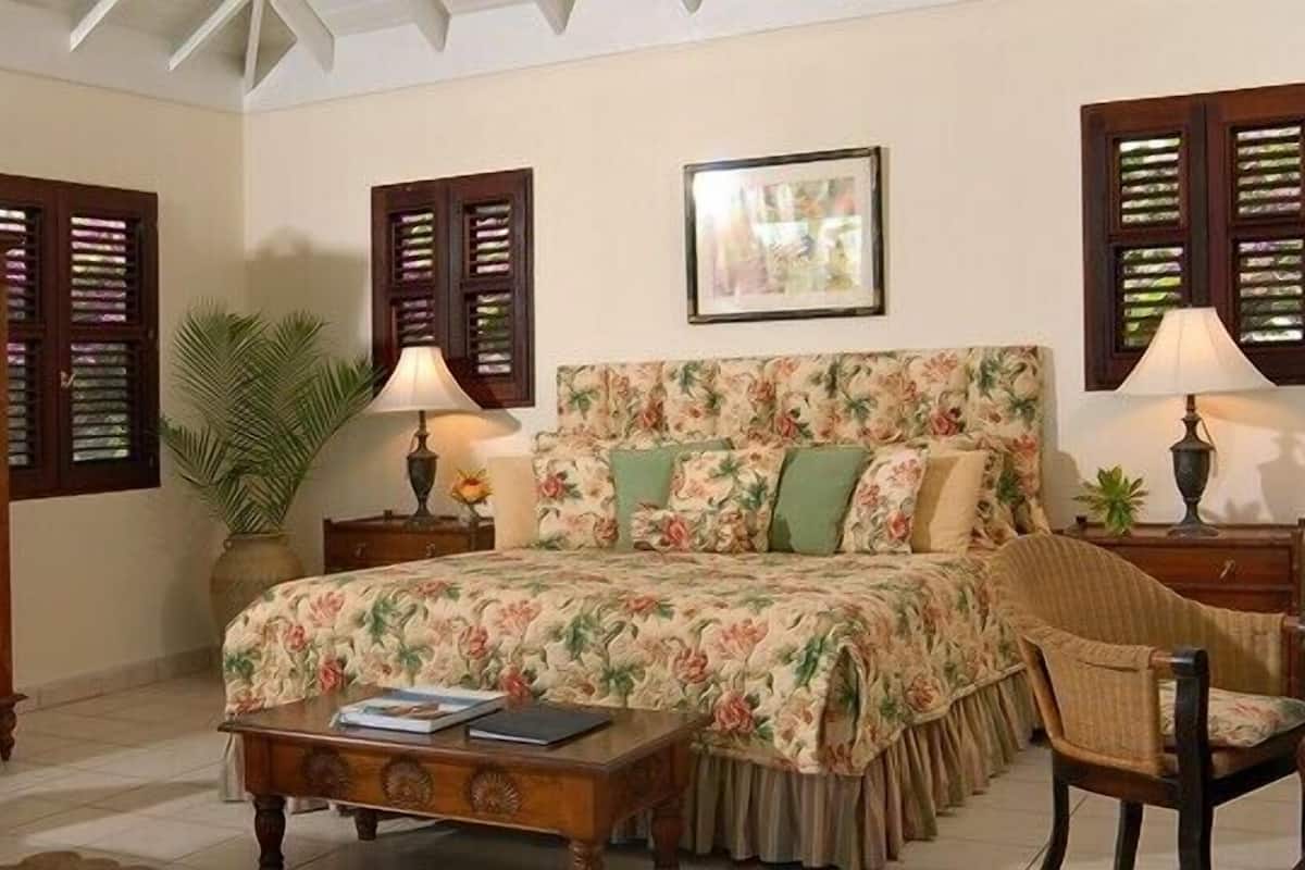 Supreme Room with Plunge Pool | Minibar, in-room safe, iron/ironing board, Internet