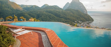 2 outdoor pools, sun loungers