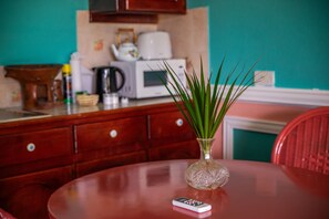 传统客房, 花园景观 | 私人简易厨房 | 冰箱、微波炉、电热水壶、烤面包机
