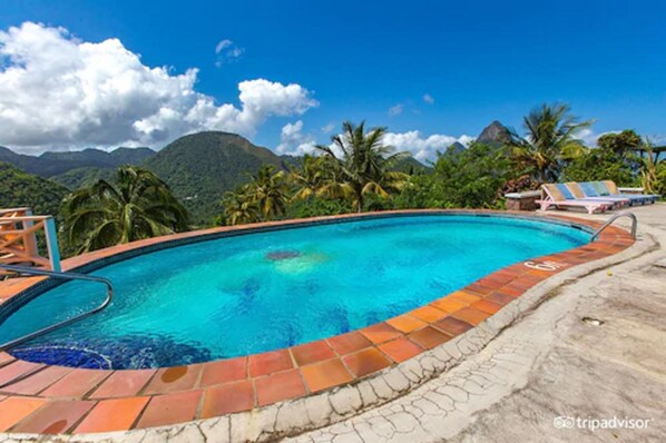 2 outdoor pools, pool loungers