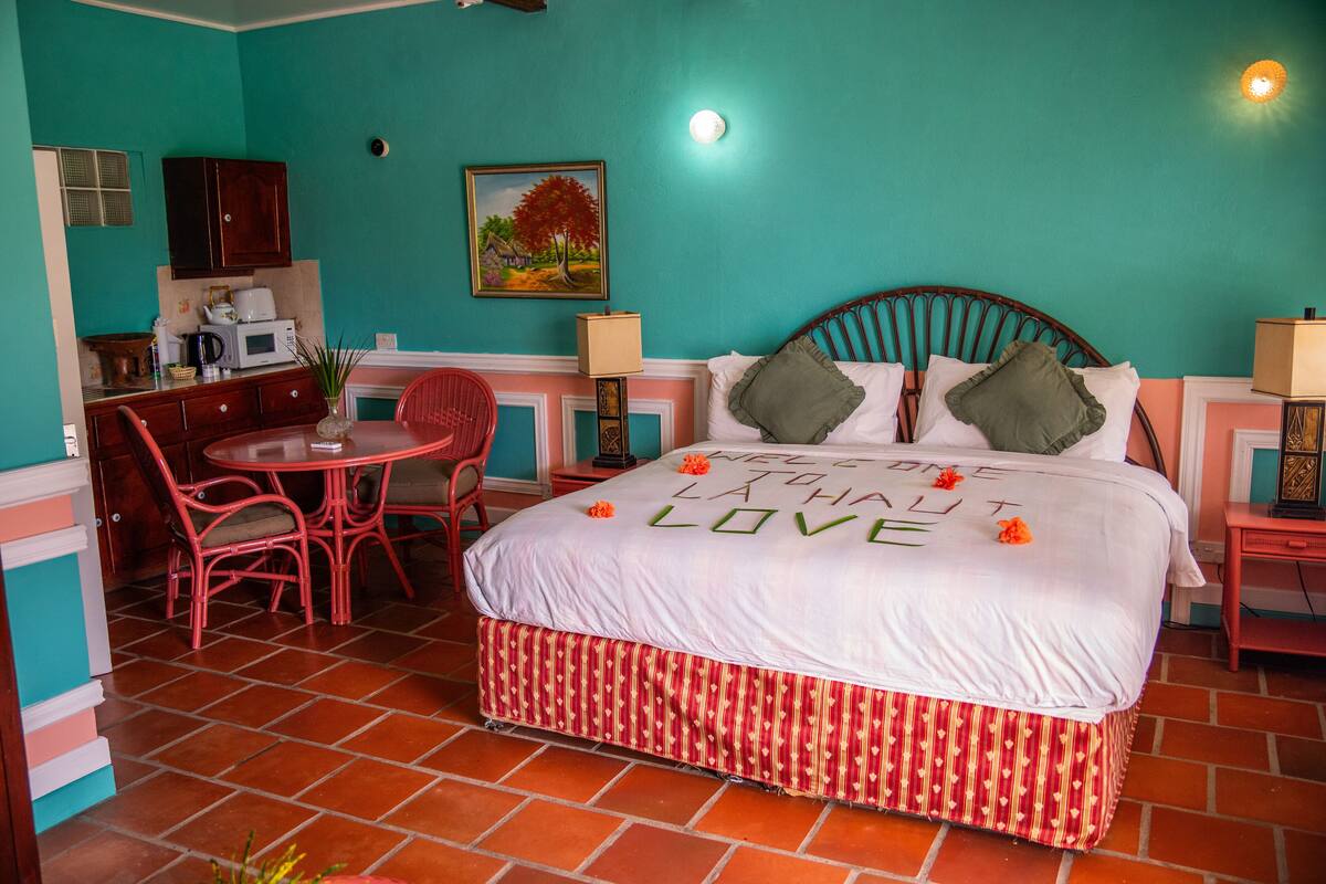 Un dormitorio con cama, escritorio y silla.