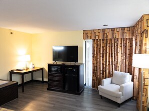 Suite, 1 cama King size, balcón | Ropa de cama de alta calidad y escritorio 