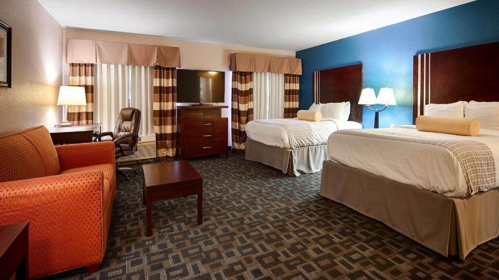 Down comforters, in-room safe, desk, laptop workspace