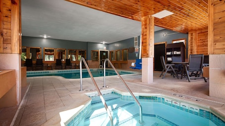 Tina de hidromasaje interior. Best Western Plus Kalamazoo Suites