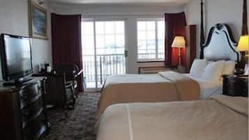 Habitación Deluxe, 2 camas Queen size, vista al lago | 1 habitación, escritorio, tabla de planchar con plancha y wifi gratis