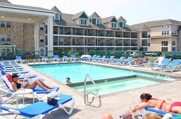 Piscine intérieure, piscine extérieure en saison, chaises longues