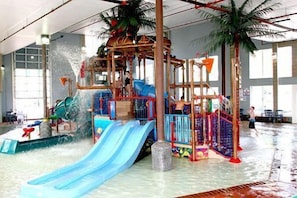 Waterslide - Crown Choice Inn & Suites Lakeview & Waterpark (Mackinaw City)