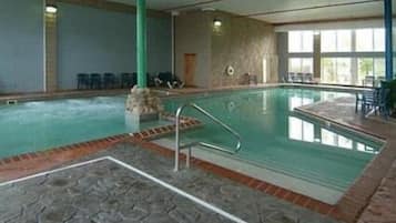 Alberca techada, alberca al aire libre por temporada y camastros