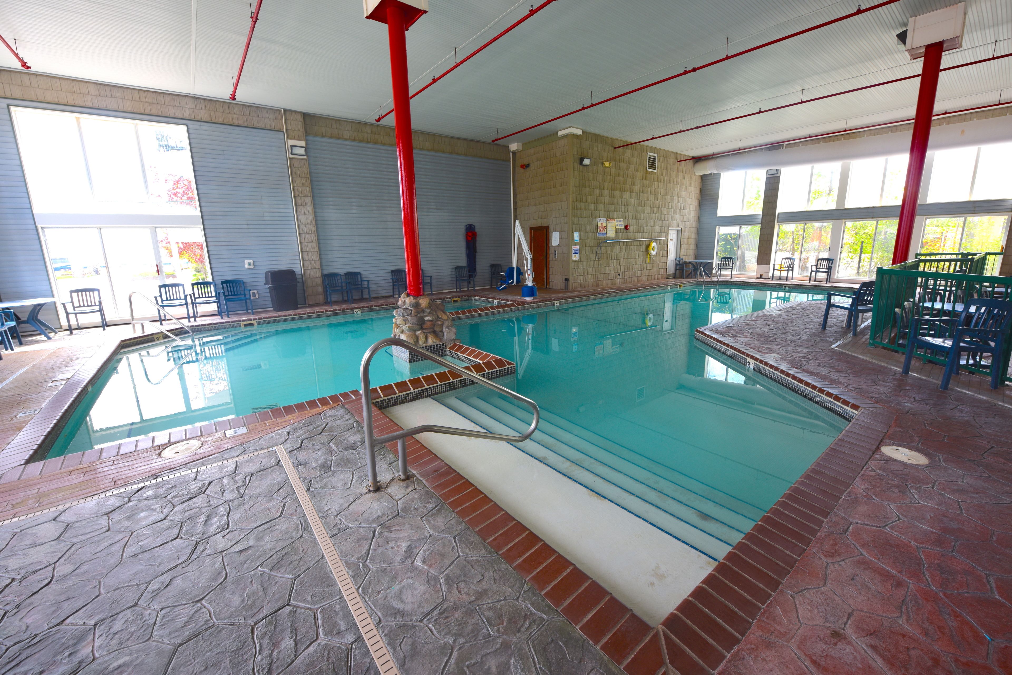 Una piscina techada, una piscina al aire libre de temporada