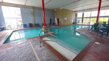 Una piscina techada, una piscina al aire libre de temporada