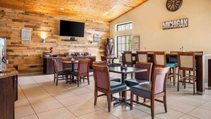 Un restaurante con paredes de madera, un televisor montado en la pared y un letrero que dice "Michigan".