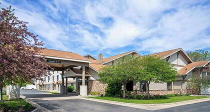 White Pines Inn & Suites
