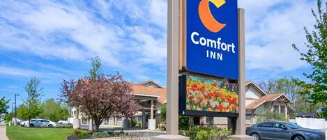 A Comfort Inn sign with a large digital display of flowers.