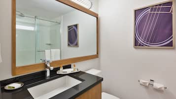 Combined shower/tub, free toiletries, hair dryer, towels