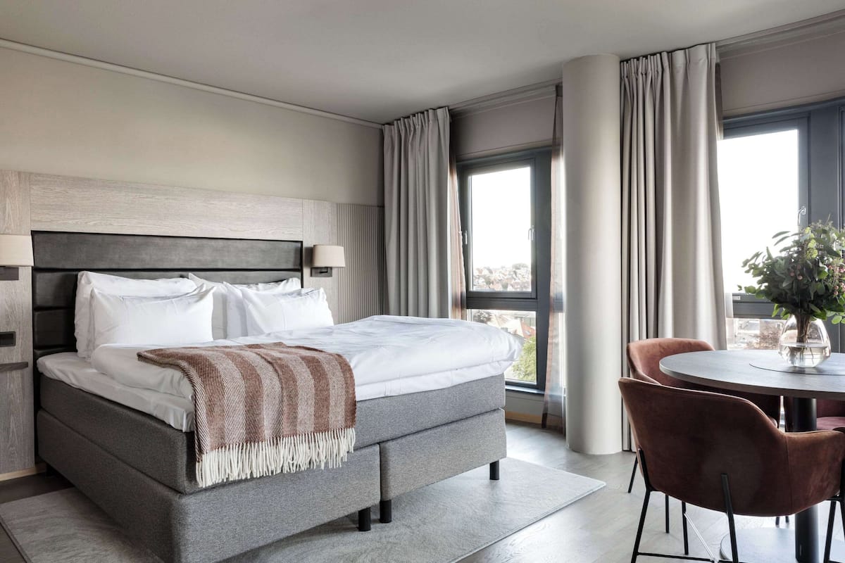 Suite Standard, 1 grand lit, non-fumeurs | 1 chambre, surmatelas, minibar, bureau