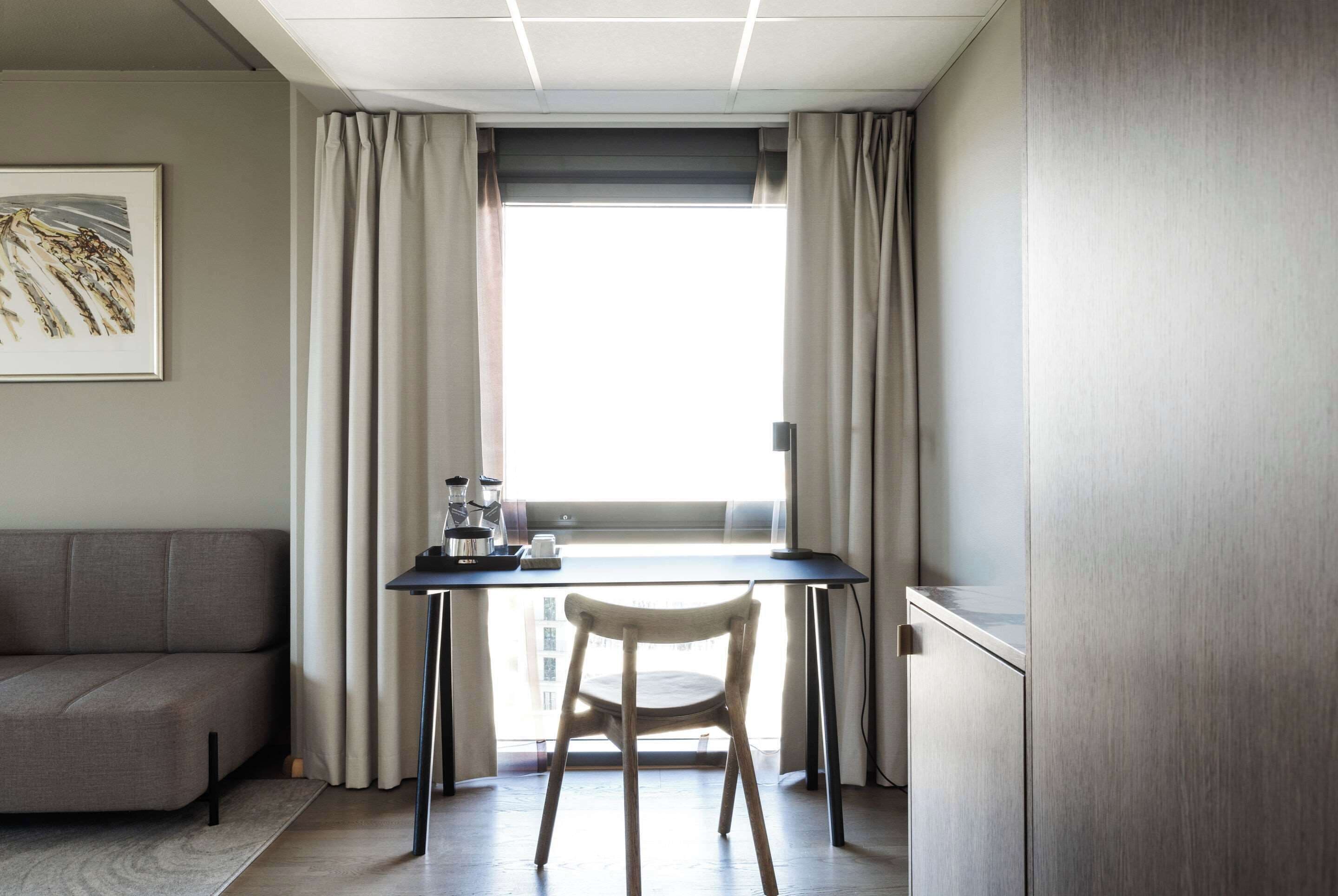 standard suite, 1 queen bed, non smoking | 1 bedroom, pillow-top beds, minibar, desk