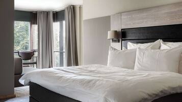 Pillowtop beds, minibar, desk, laptop workspace