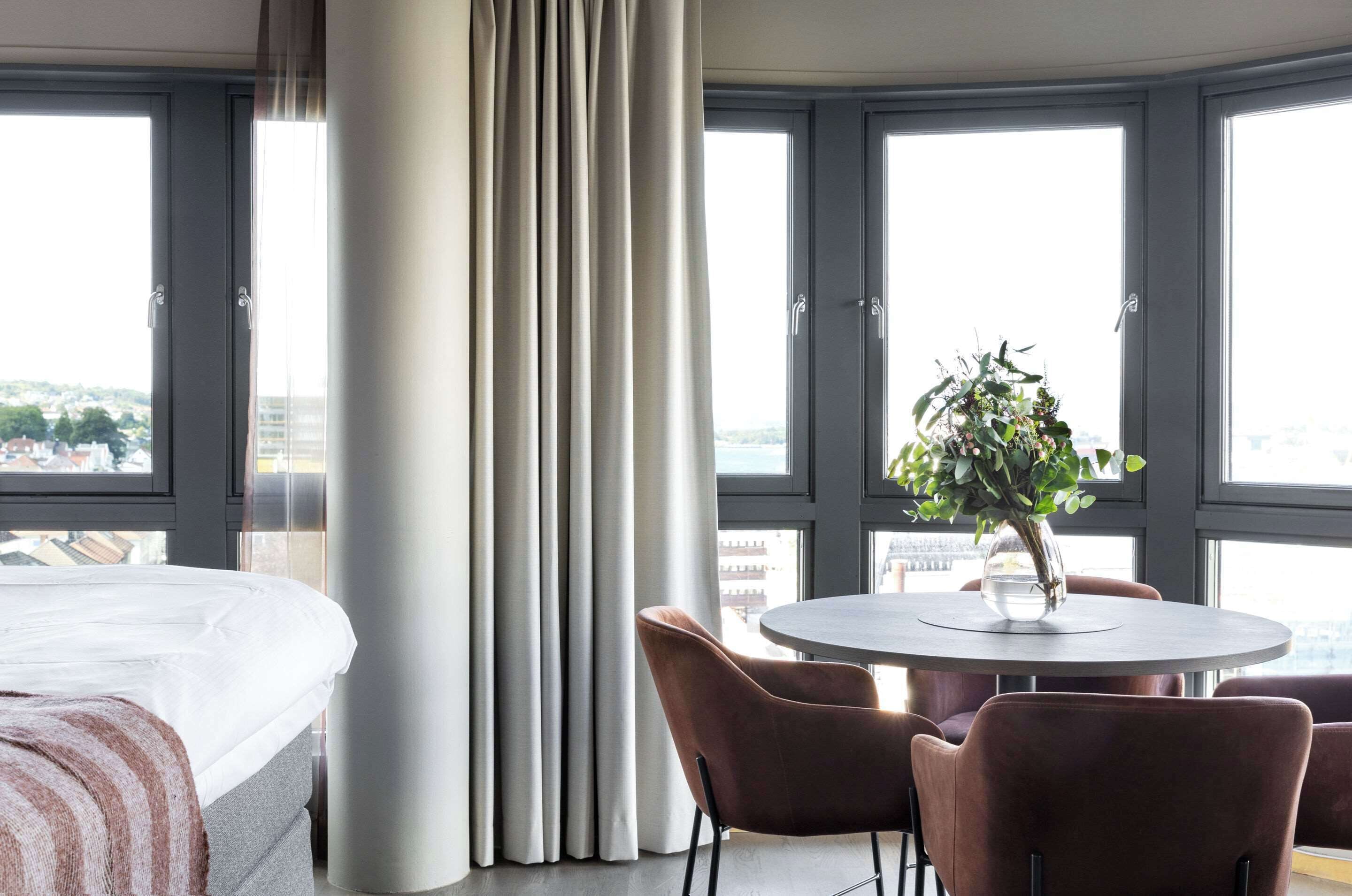 Suite – standard, 1 queensize-seng, ikke-røyk | Senger med overmadrass, minibar, skrivebord og skrivebord for bærbar PC