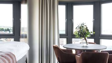 Standard Suite, 1 Queen Bed, Non Smoking | Pillow-top beds, minibar, desk, laptop workspace