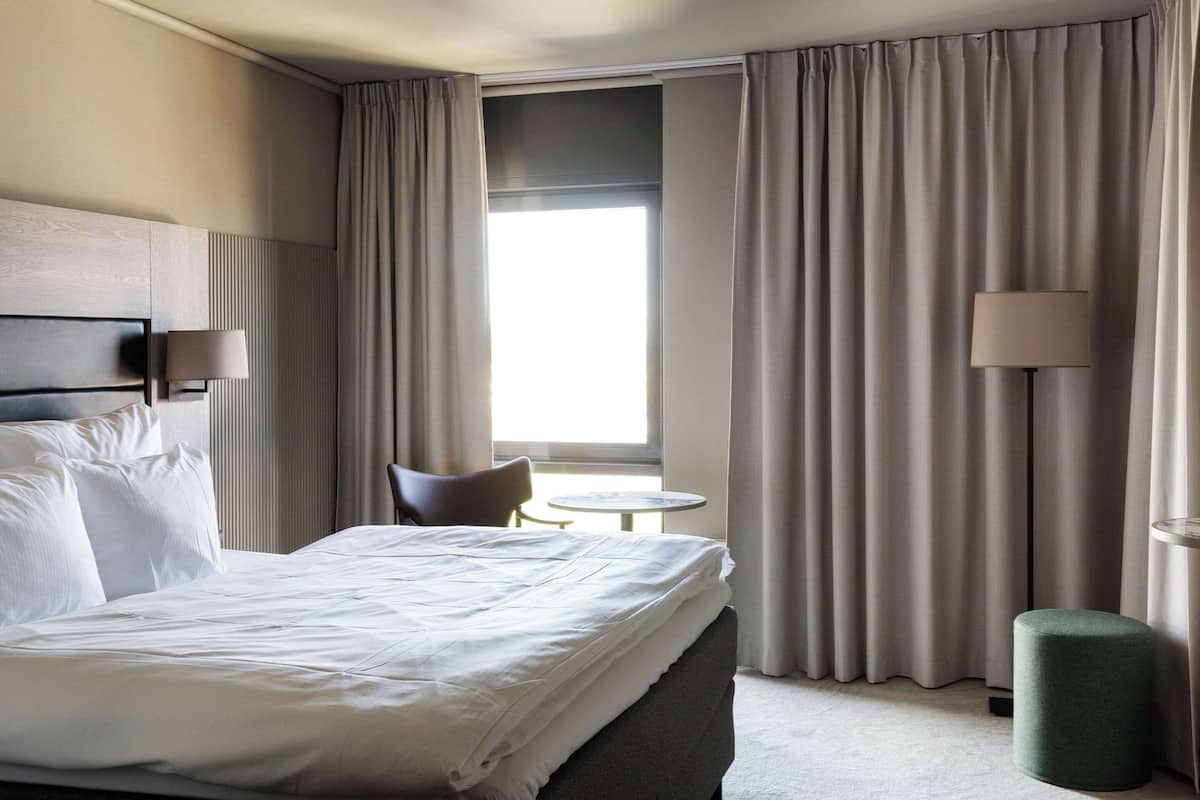1 chambre, surmatelas, minibar, bureau