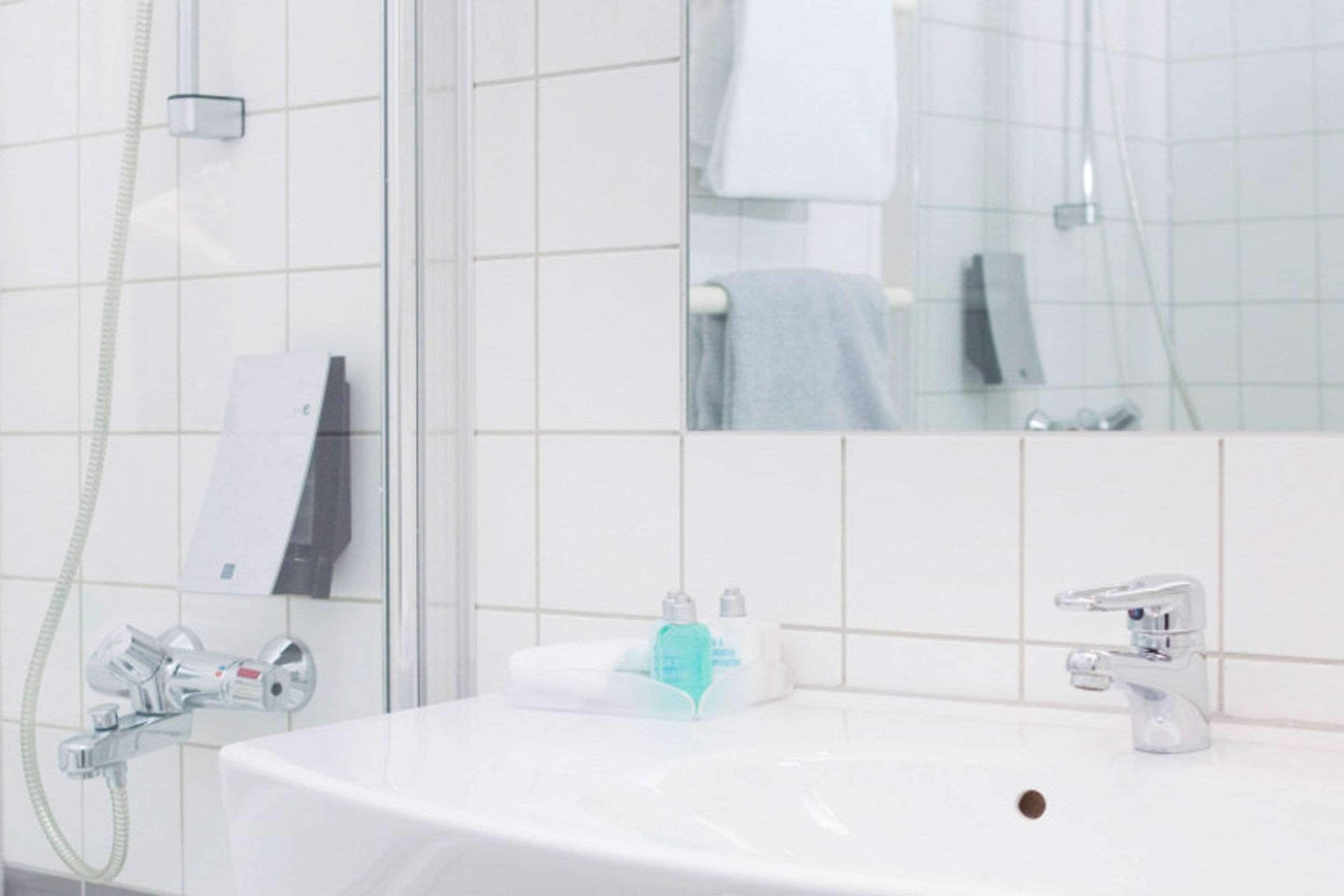 1 bedroom, pillow-top beds, minibar, desk