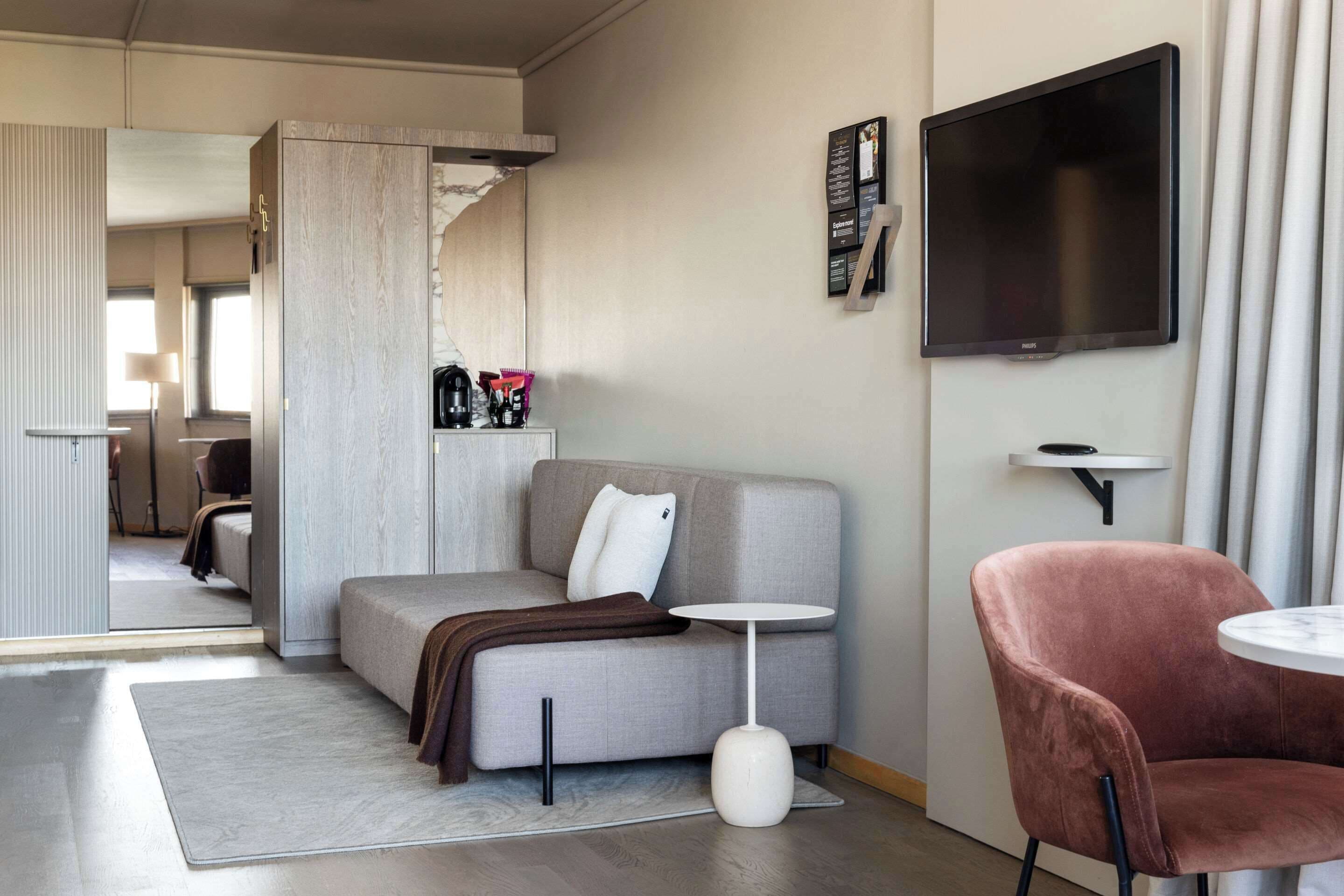 deluxe double room, 1 double bed, non smoking | 1 bedroom, pillow-top beds, minibar, desk