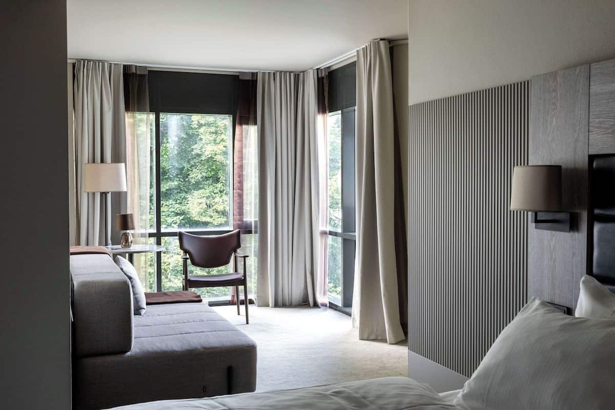 1 bedroom, pillowtop beds, minibar, desk